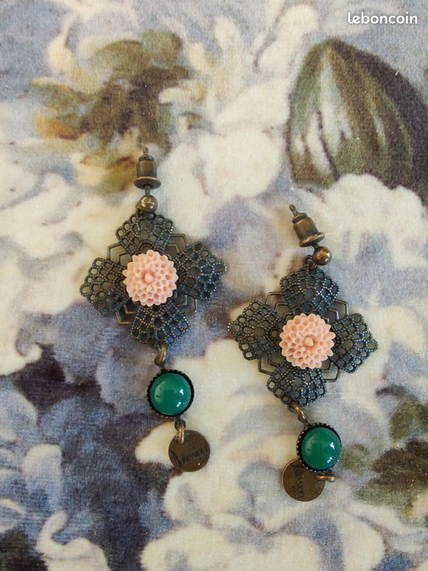 Paire de boucles d'oreille Julie Sion au coeur rosace rose clair et perle verte (image 3)
