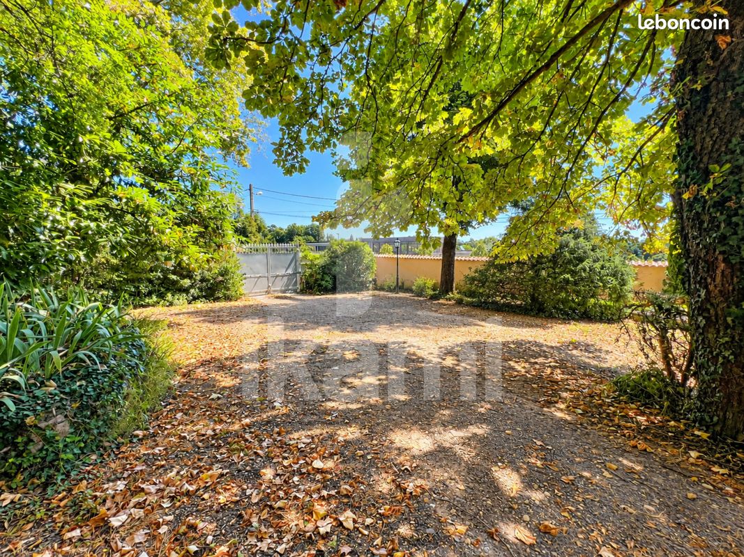 Terrain 400 m² · à Saint-Genis-Laval · 400 m² · 249 000 €