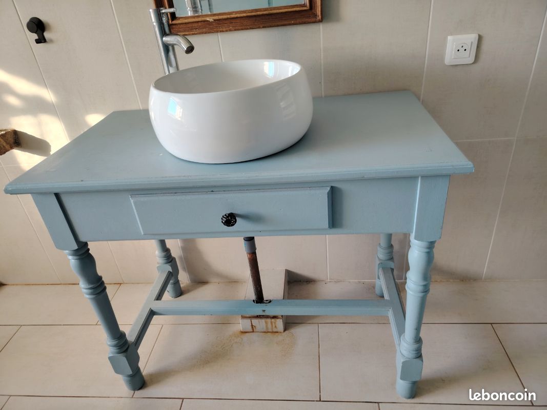 Meuble de salle de bain avec lavabo et robinet (image 1)
