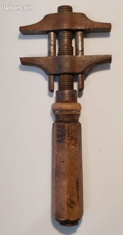 Ancien étau à main vintage en acier et bois – outil ancien français – 21 cm (image 1)