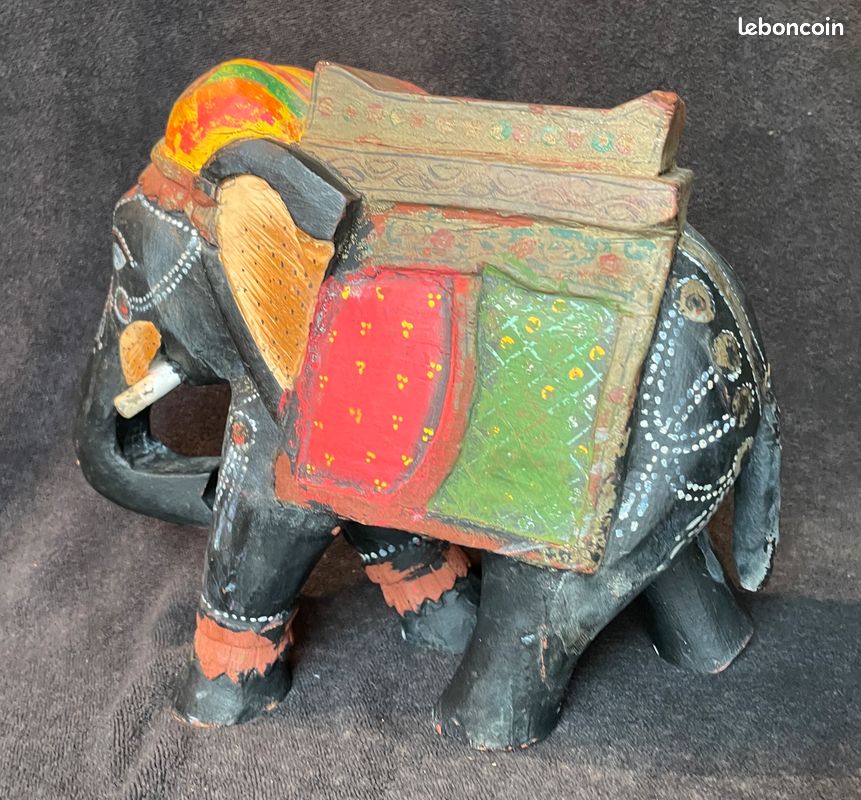 Eléphant harnaché bois sculpté et peint Inde (image 1)