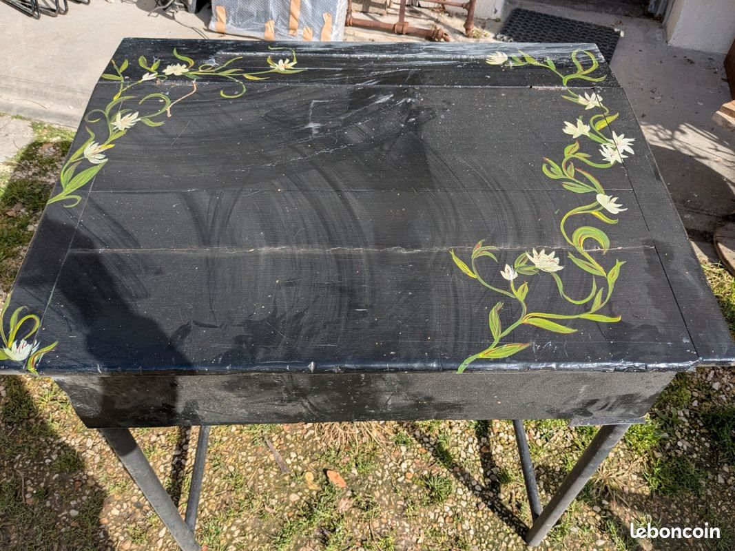 Bureau décoré avec son support (image 1)
