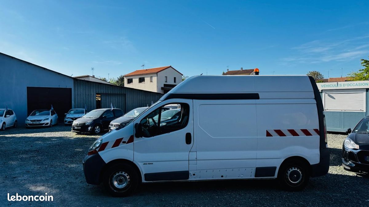 Renault Trafic FOURGON L2H2 1.9 dCi 100 CH 3 PLACES (image 2)