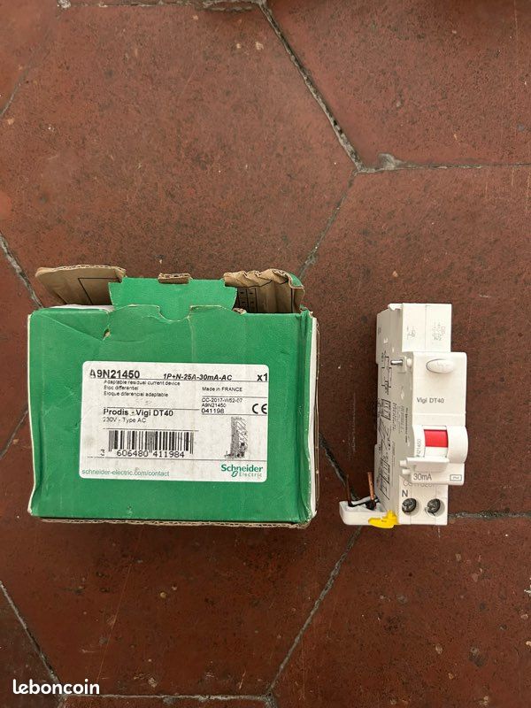 Lot matériel électrique Schneider / Legrand disjoncteurs chantier tableau (image 4)