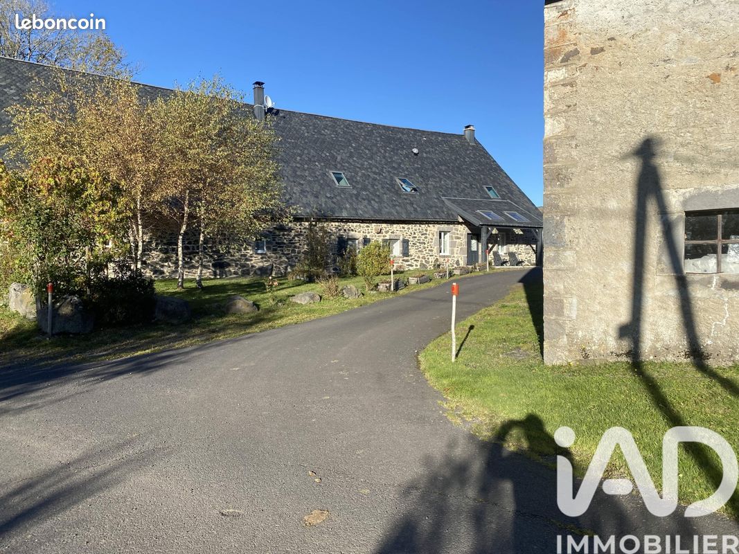 Maison 1 pièce 250 m² · à Chastreix · 250 m² · 468 000 €