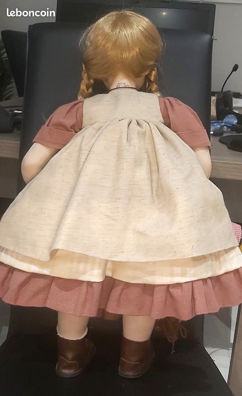 Poupée tête porcelaine, numérotée 1, mécanisme musical sur le ventre et