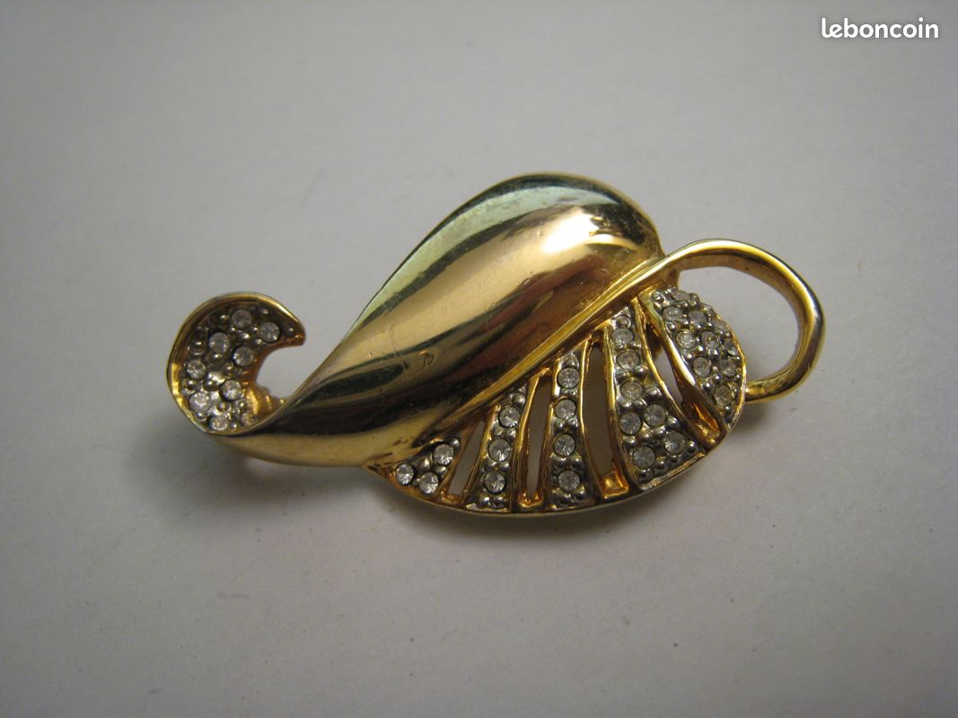 Broche Ancienne Vintage En Métal Doré Motif Feuilles - Bijou D'occasion Avec Du Caractère