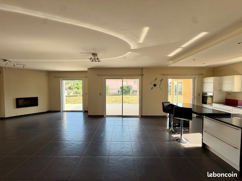 Maison contemporaine de 140 m² habitables 194 m2 au total DPE AA – Aucun travaux à prévoir – Terrain clos de 1 000 m² – Vue Pyrénées (image 8)