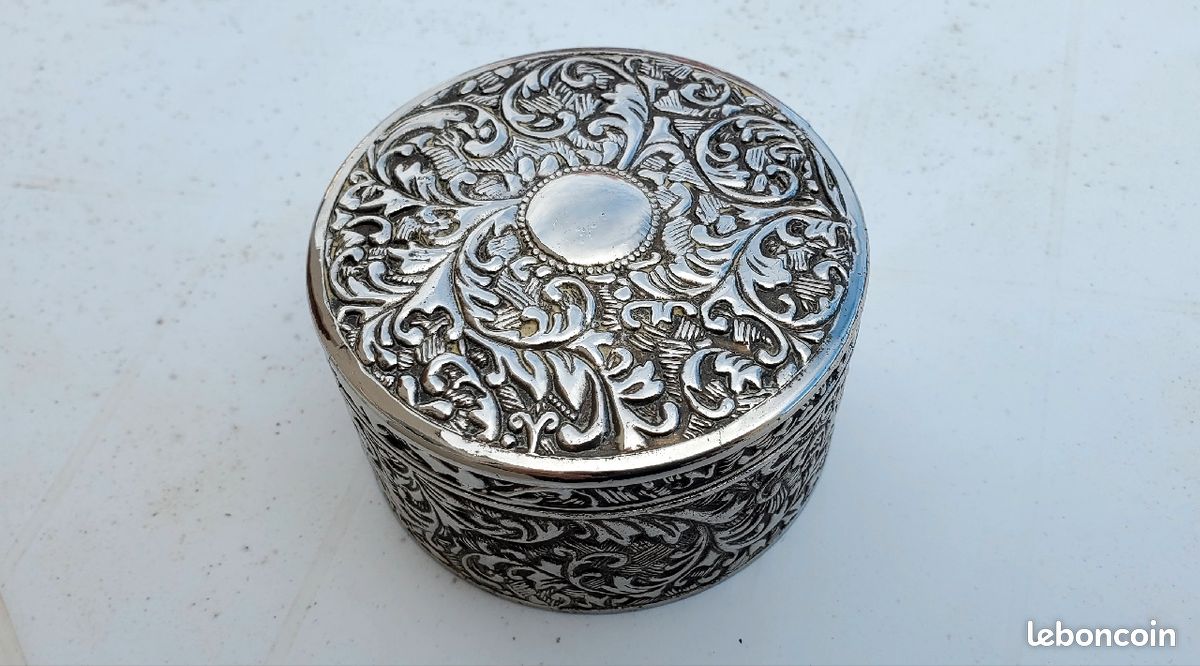 Coffret ancien en métal argenté (image 1)