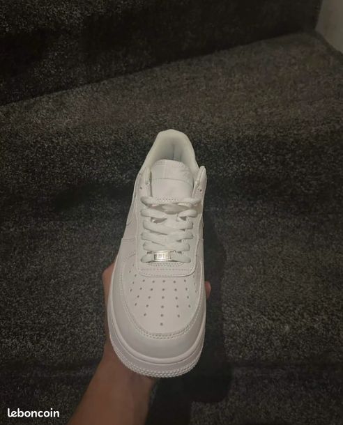 Nike Air Force 1 blanches avec boîte, modèle low 42 (image 5)