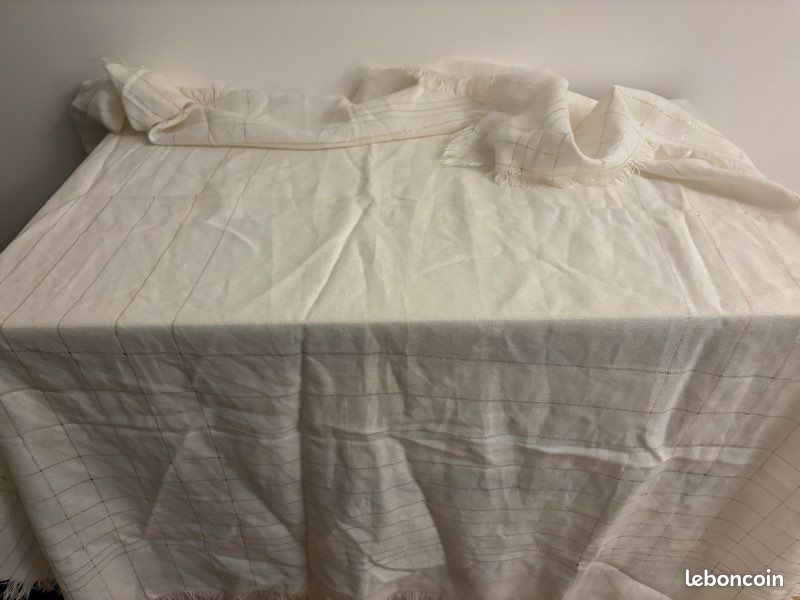 Écharpe blanche avec fils dorés (image 4)