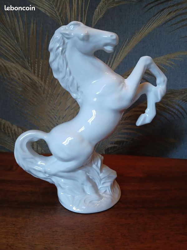 Statuette en porcelaine blanche en forme de cheval (image 1)