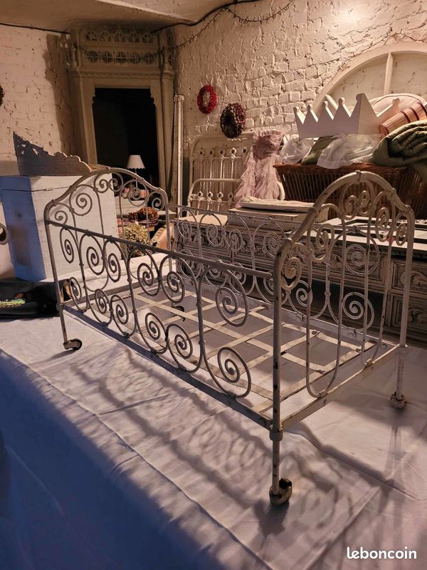 Lit De Poupée Ancien Fer Forgé Blanc – XIXe Avec Matelas Et Coussins