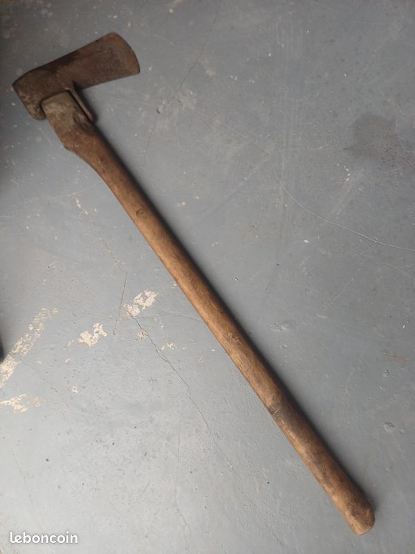 Hache manche en bois (image 1)