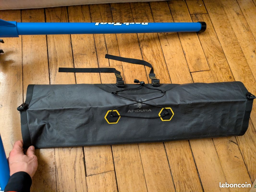 Apidura Expedition Handlebar Pack (9L) (image 6)