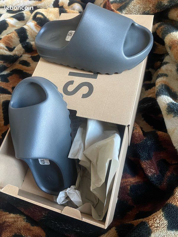 Yeezy slide (image 3)