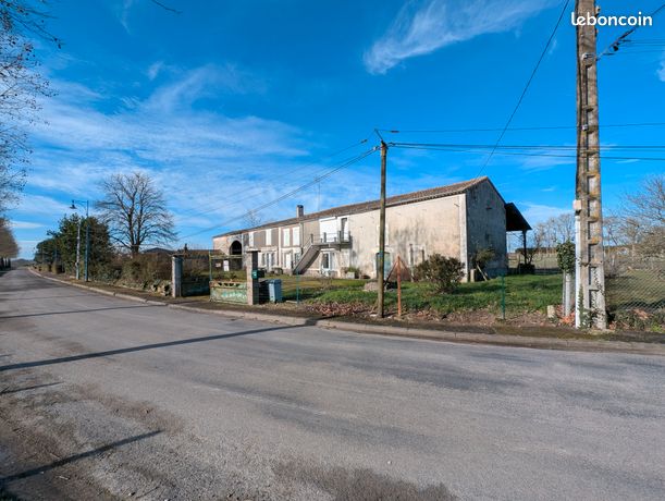 Charente – Authentique longère à vendre en pierres à rénover – 380 m² – Terrain 2 283 m² dont parcelle constructible