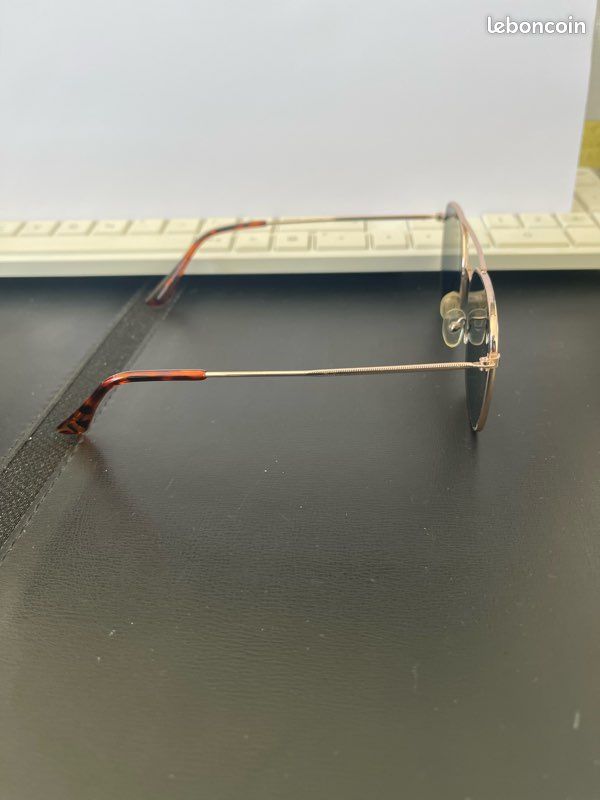 Une paire de lunettes de soleil (image 2)