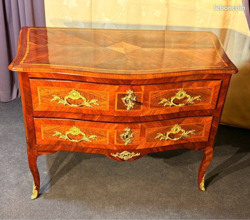 Commode galbée Louis XV , Époque 18eme (image 1)