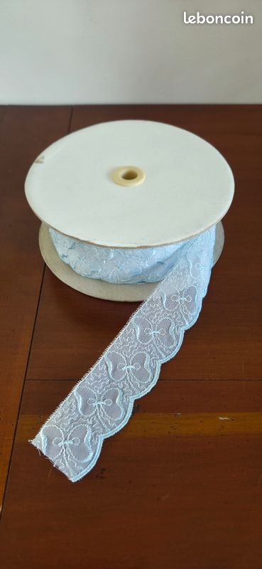 Rouleau de ruban dentelle organza brodé bleu ciel (image 1)