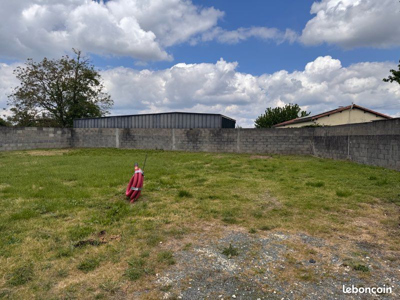 Terrain 850m2 constructible permis en cour de validité · à Saint-Romain-de-Benet · 85 000 €