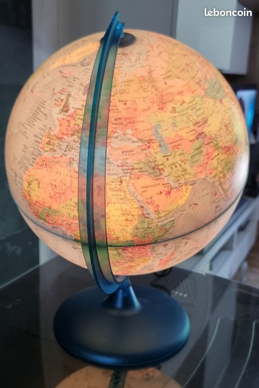 Globe terrestre lumineux (image 2)