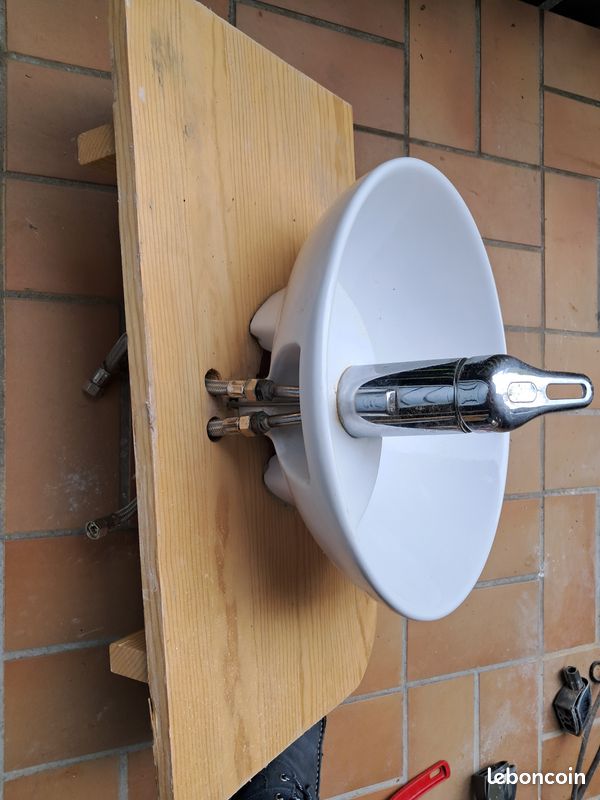 Lavabo à poser avec mitigeur (image 2)