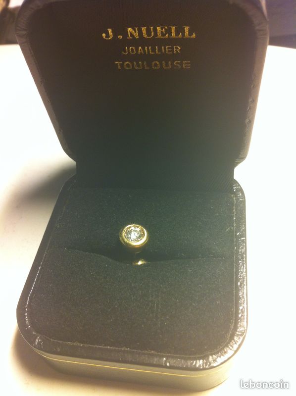 Diamant d'oreille serti or (image 1)