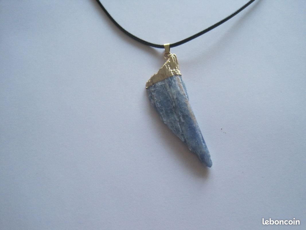 Pendentif Cyanite bleu avec son cordon noir Pendentif Cyanite bleu , (image 1)