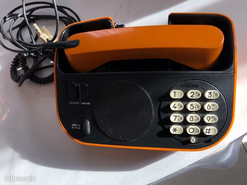 Ancien téléphone fixe de style POP vintage de couleur orange TELIC non