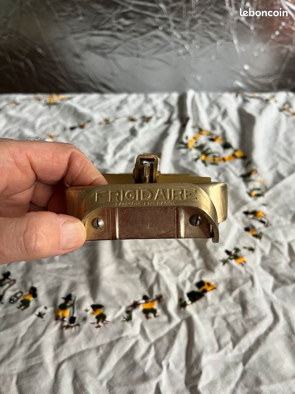 Bacs à Glaçons Vintage Frigidaire En Aluminium Doré – Occasion