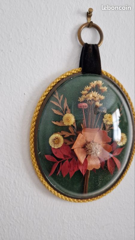 Vintage Cadre ovale, verre bombé comportant un bouquet de fleurs séchées. - Label Emmaüs