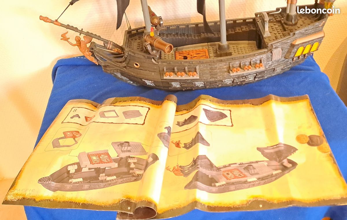 Bateau pirates des caraïbes - Voile rouge - Refuge Du Pirate