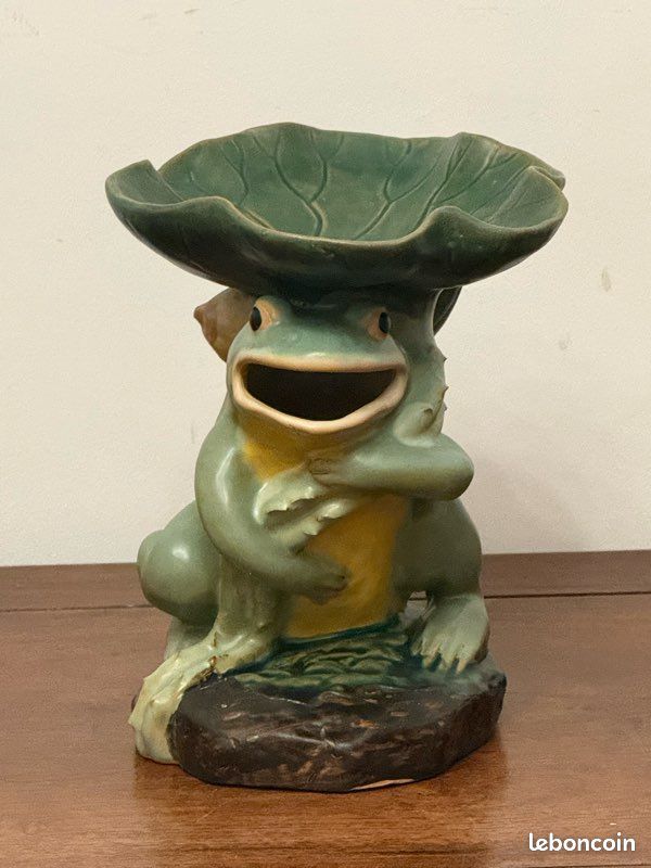 Plateau en céramique Chinoise de forme feuille de lotus porté par une grenouille souriante (image 2)