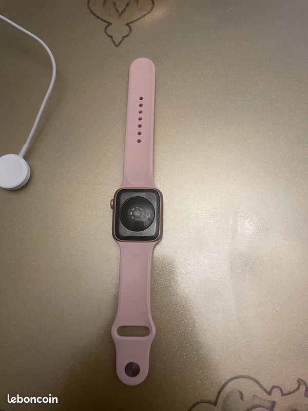 Apple Watch SE 44mm (image 3)