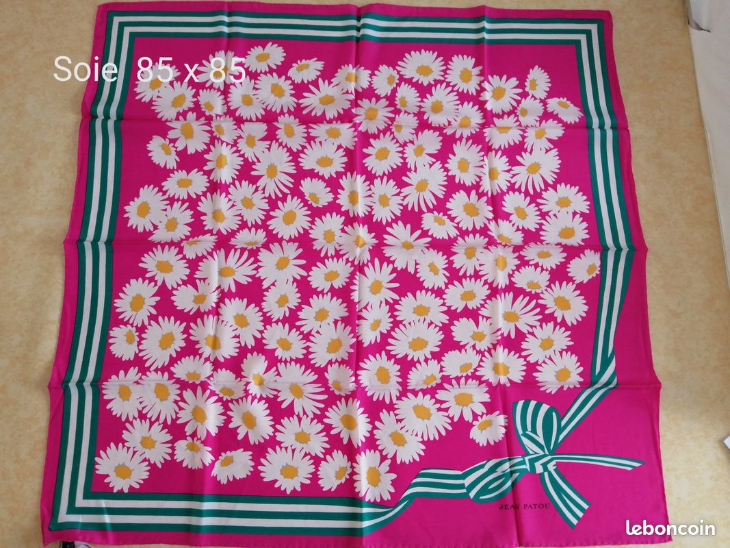 Foulard en soie JEAN PATOU 85X85 (image 1)