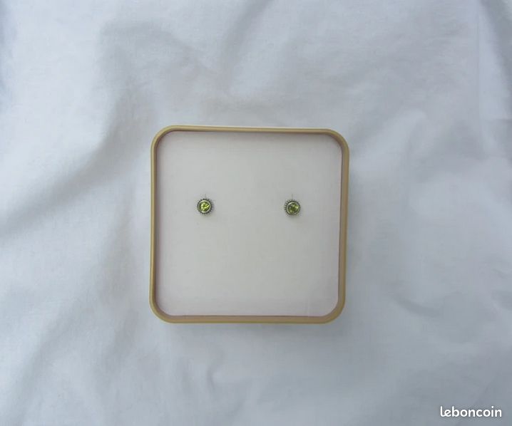 Boucles d'oreilles puces en argent et péridot (image 3)