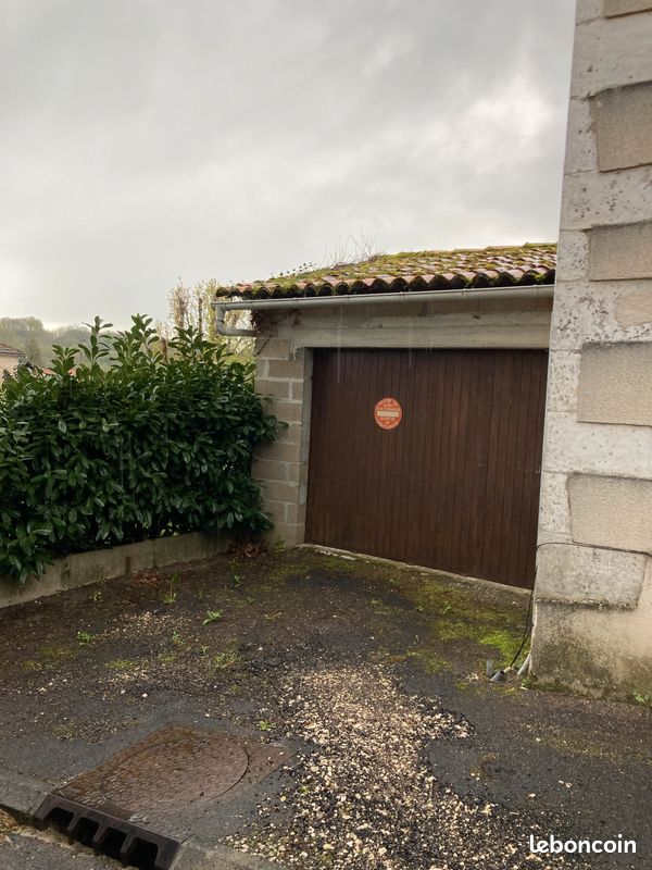 Garage 20 m² avec terrain attenant · à Champagne-Mouton · 18 000 €