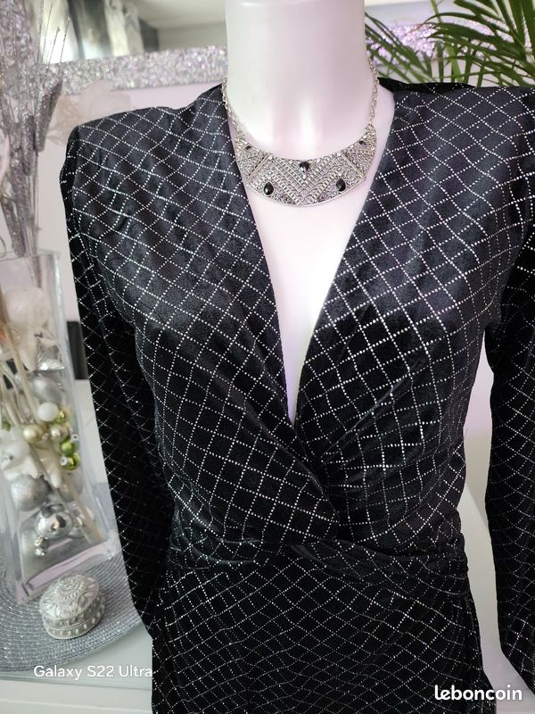 Une robe longue noire et argentée taille XS Marque Zara Vêtements