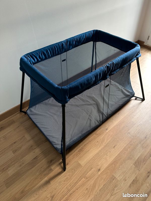 Lit parapluie BabyBjörn – Bleu marine – Excellent état (image 1)