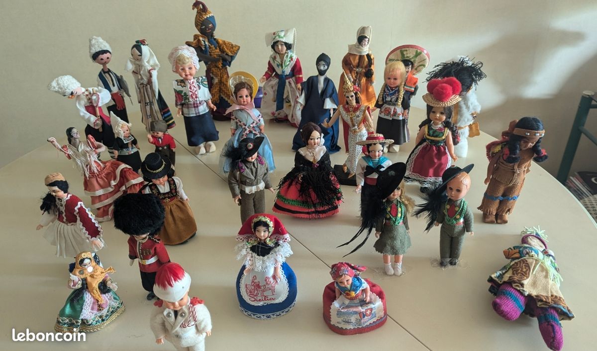 MAGNIFIQUE ANCIENNE POUPEE FOLKLORIQUE DE 45 CM