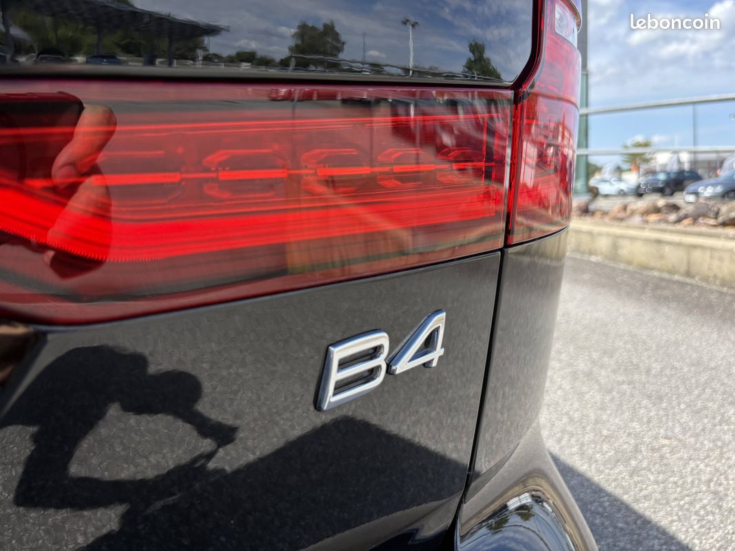 VOLVO V60 Micro hybride essence B4 197 ch DCT7 Ultra Style Dark (image 31)