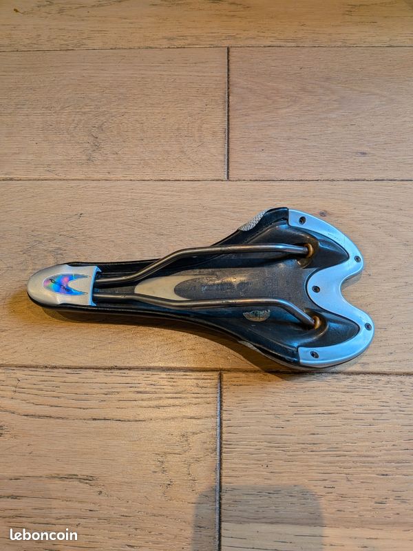 Selle cuir noir San Marco Regal Girardi 1993 vintage neuve dans sa