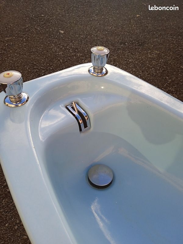 Magnifique Bidet en céramique bleu-pâle années 70 très stylé et élégant idéal pour compléter salle de bains vintage ou moderne avec possibilité de lavabo sur pied de même couleur (image 3)