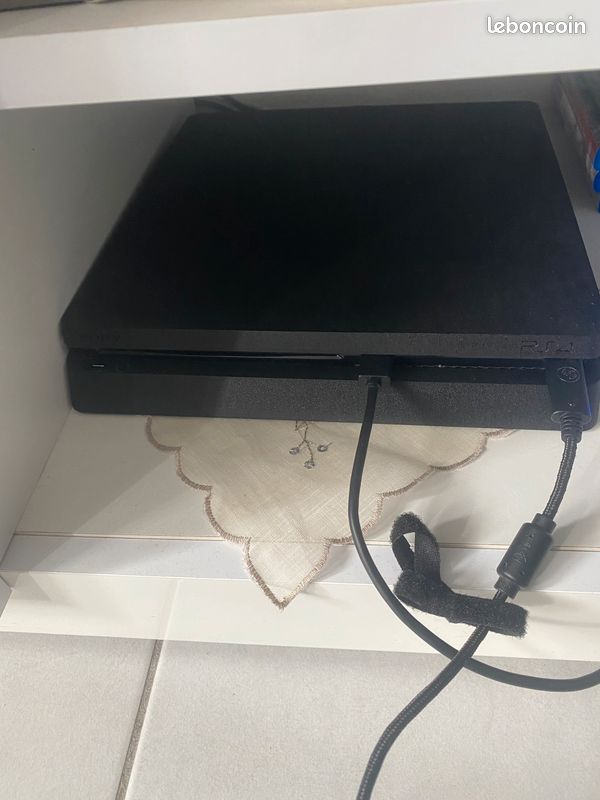 PlayStation 4 (image 1)
