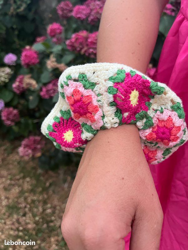 Chouchou élastique en crochet – Fleurs roses (image 3)