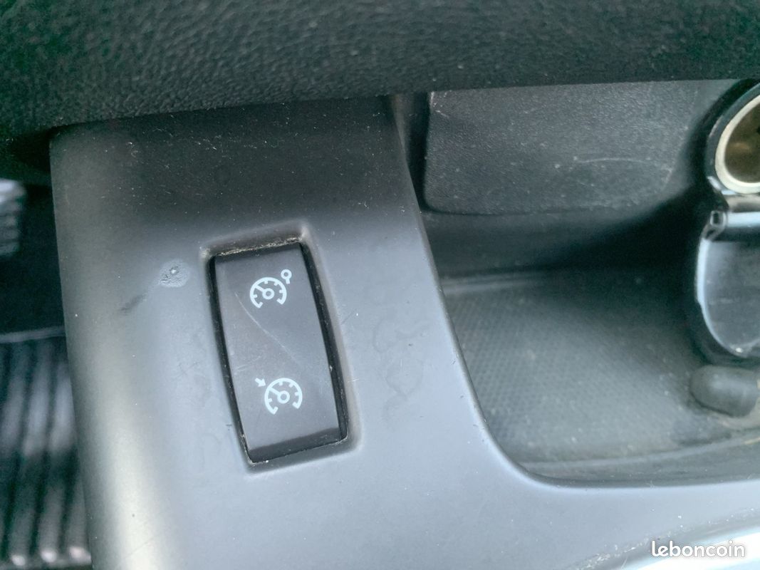 RENAULT SCENIC III dCi 110 Energy eco2 Bose Edition (image 24)