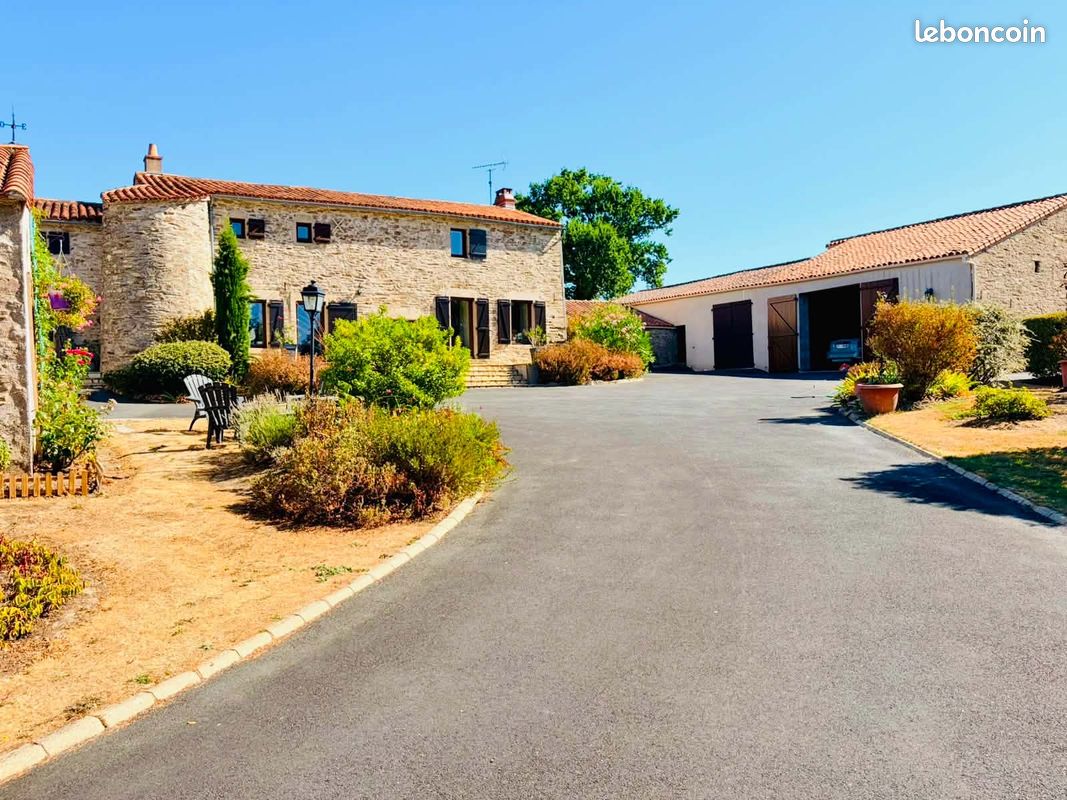 Maison 8 pièces 241 m² · à Montaigu-Vendée · 241 m² · 748 800 €