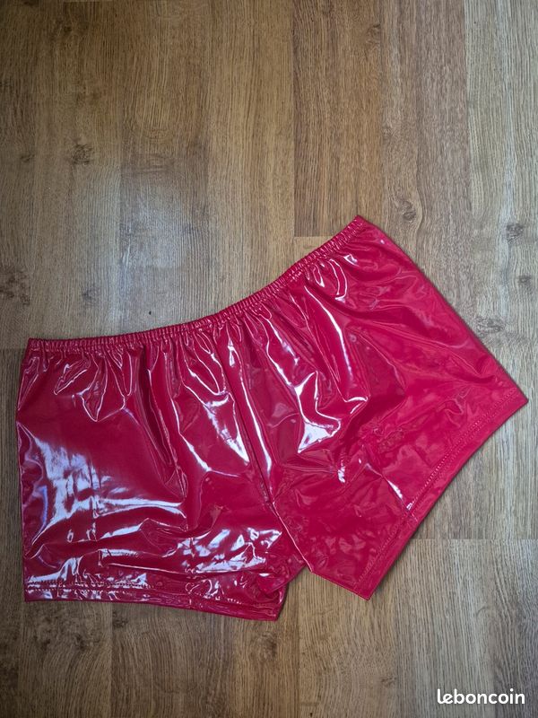 Short Homme Vinyle Rouge avec Oeuillets XL (image 3)