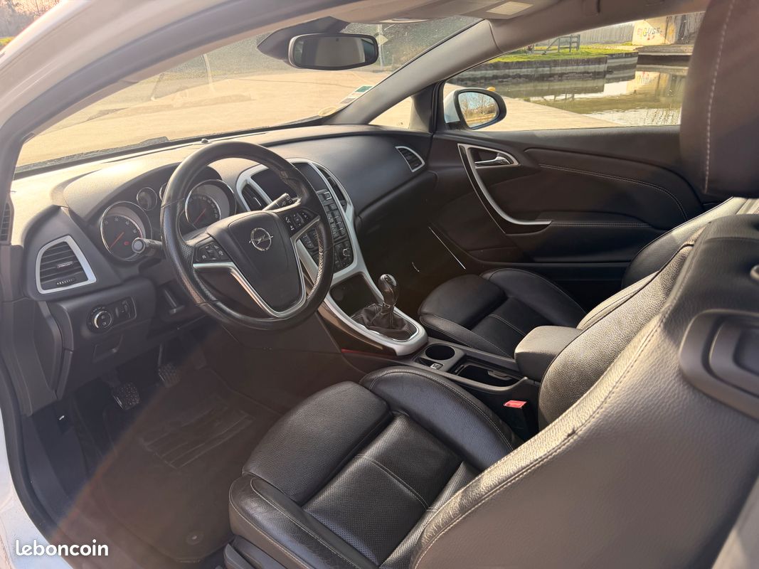 Opel Atra 2.0 CDTI 165 GTC (image 3)